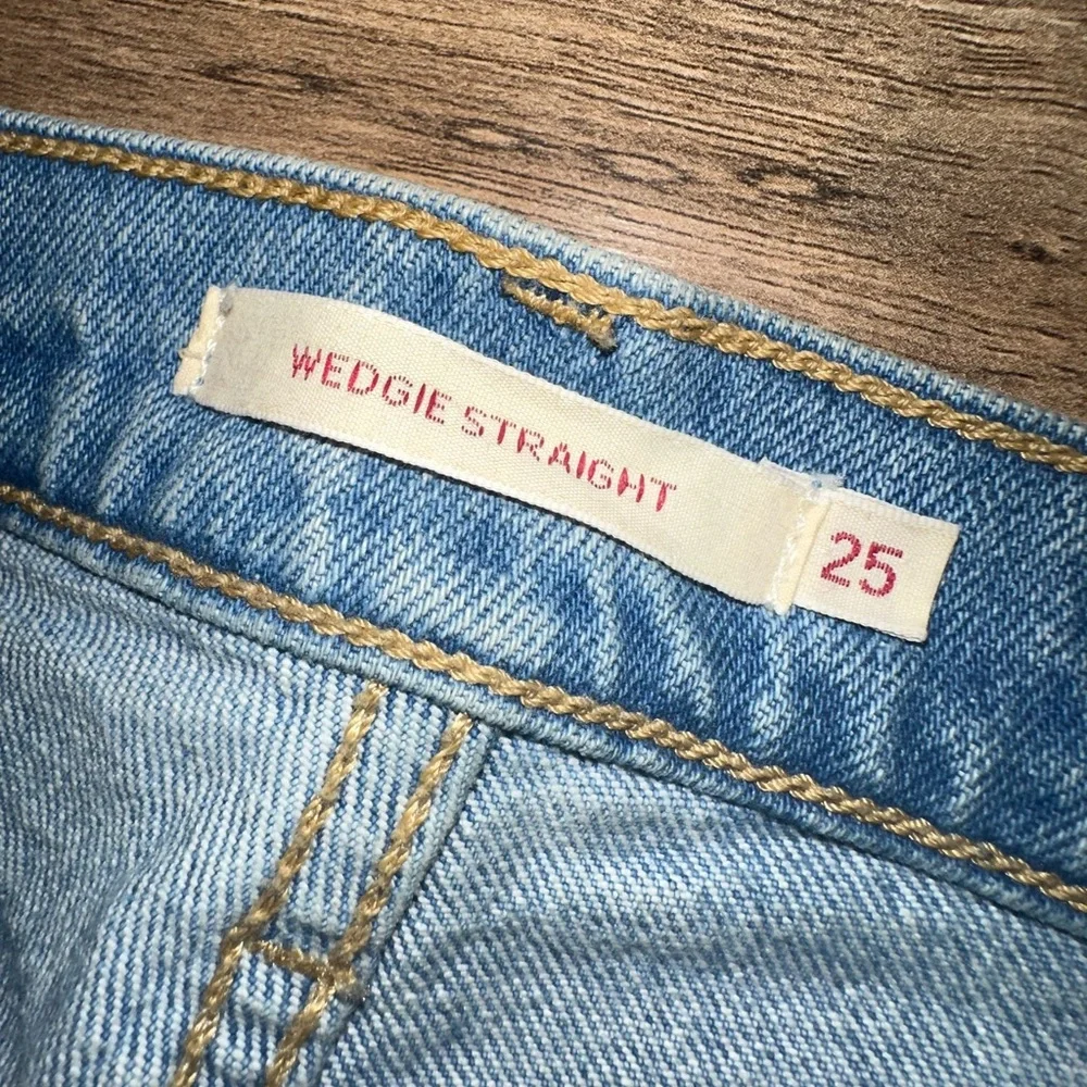 Levi’s Wedgie Straight Light Denim Jeans - Picture 11 of 12